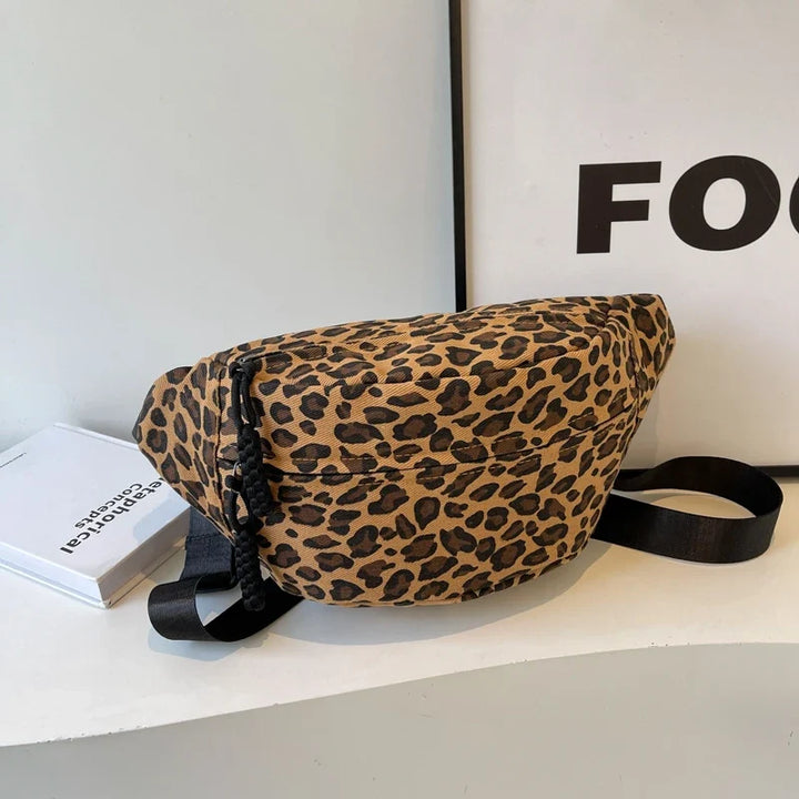 Gros plan d'un sac banane léopard chic pour femme, montrant les détails du motif et de la fermeture.