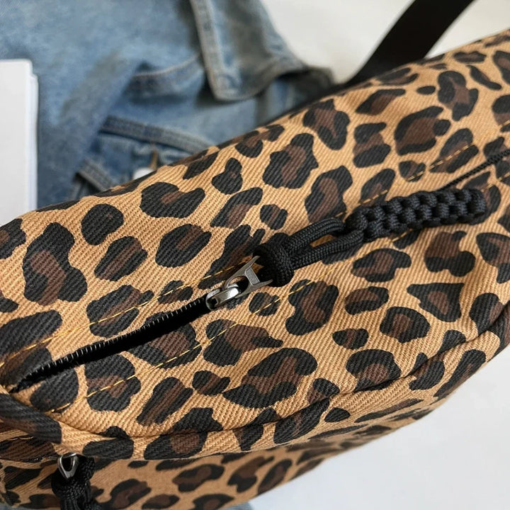 Sac banane léopard chic et pratique pour femme, parfait pour une sortie urbaine ou un usage quotidien.