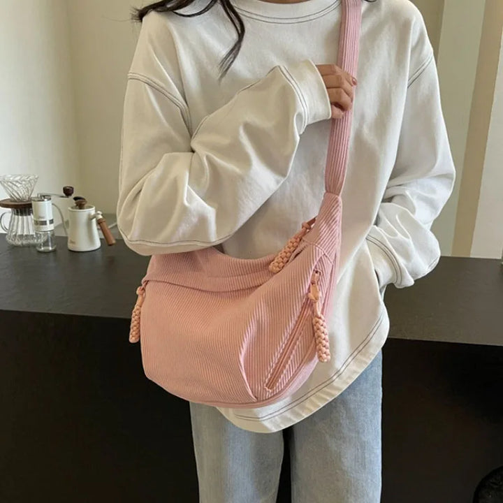 Sac banane femme en velours côtelé marron, élégant, porté à la taille