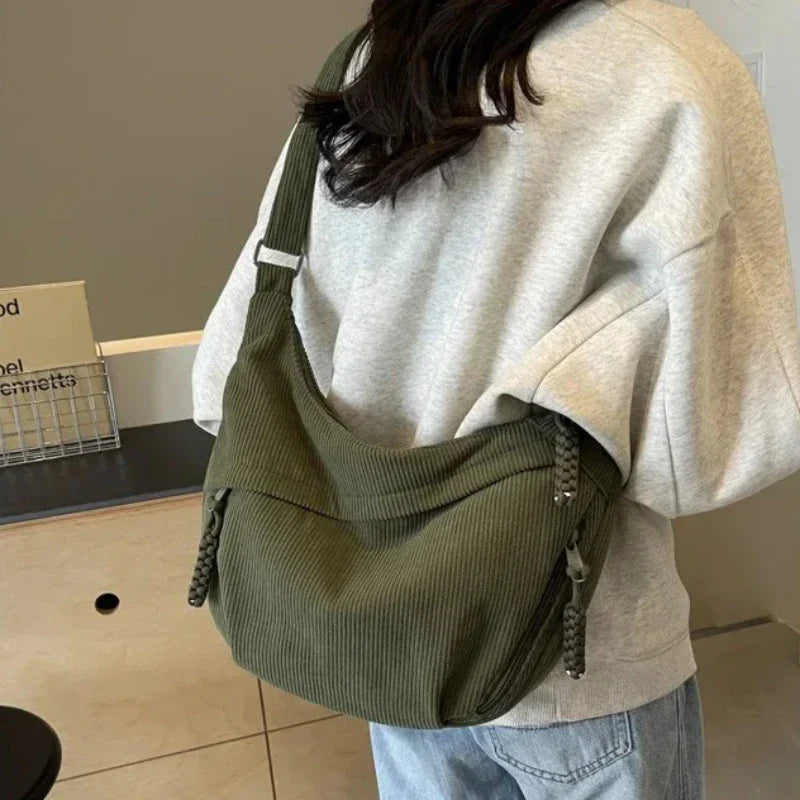 Sac banane pour femme en velours côtelé bleu marine, stylé et polyvalent