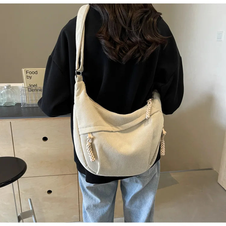 Sac banane en velours côtelé beige, avec sangle ajustable, design élégant pour femme