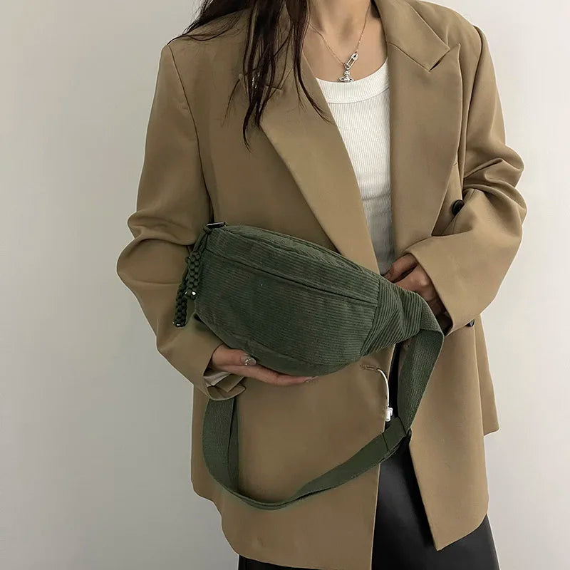 Sac banane femme en velours élégant, accessoire mode chic pour un confort quotidien.