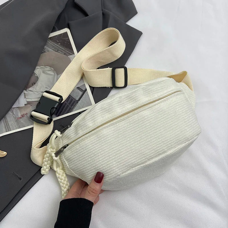 Sacoche femme en velours élégant, organiseur compact pour vos petits objets, un accessoire mode.