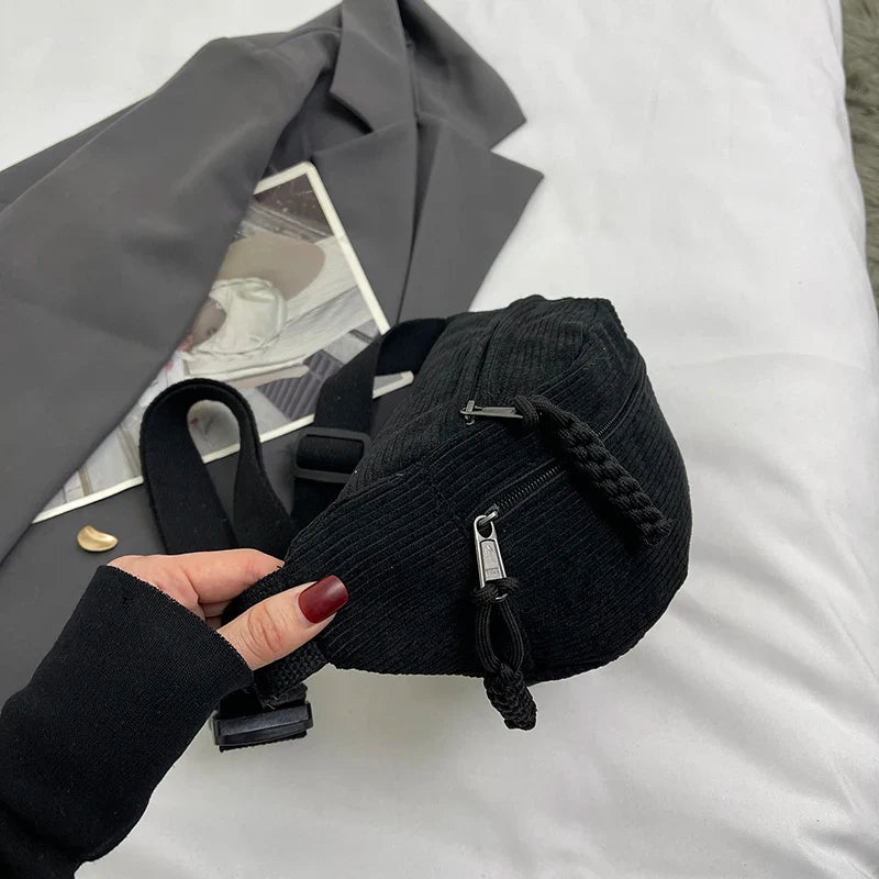 Sac banane femme en velours doux et élégant, pour un look mode et confortable au quotidien.