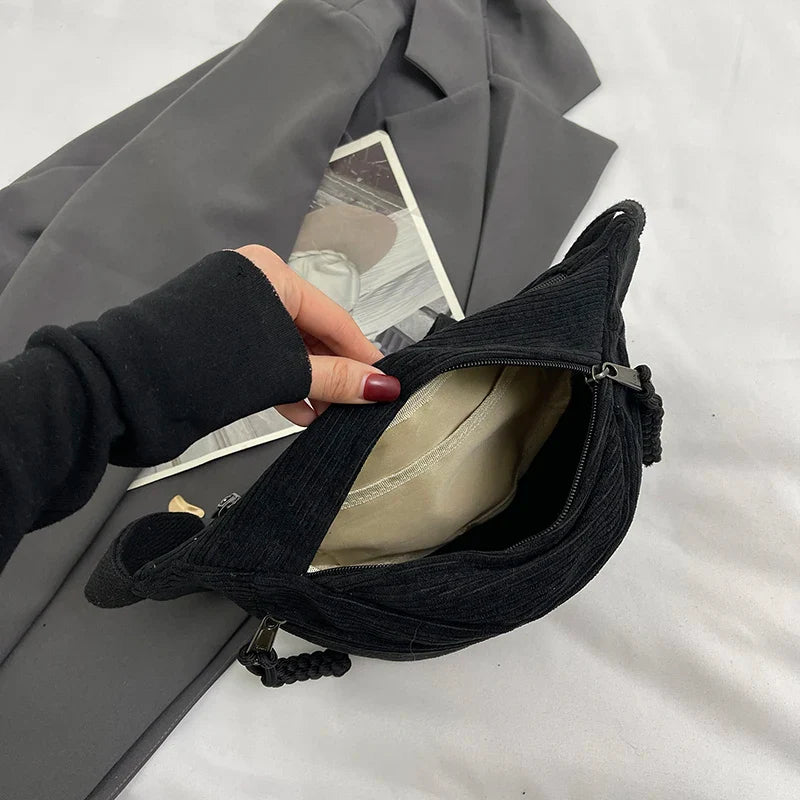 Sac banane velours femme pour une touche d'élégance quotidienne, accessoire chic et tendance.