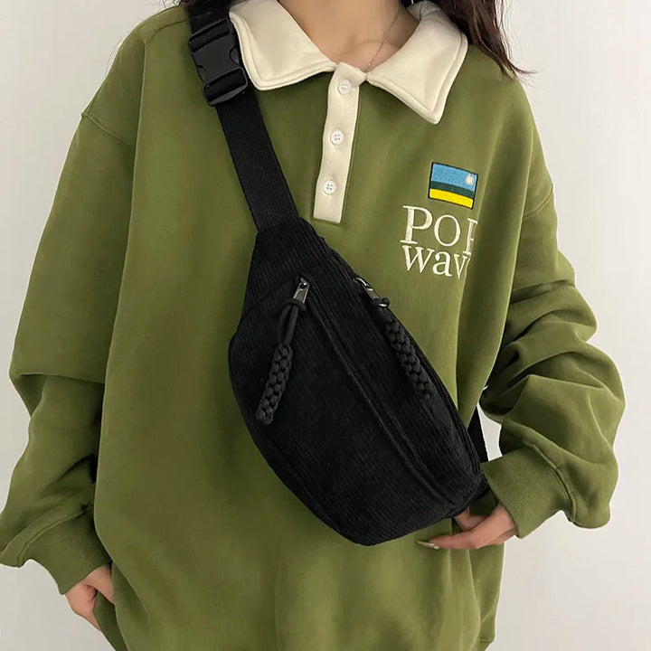 Sac banane femme en velours doux, parfait pour organiser vos essentiels avec élégance et style.