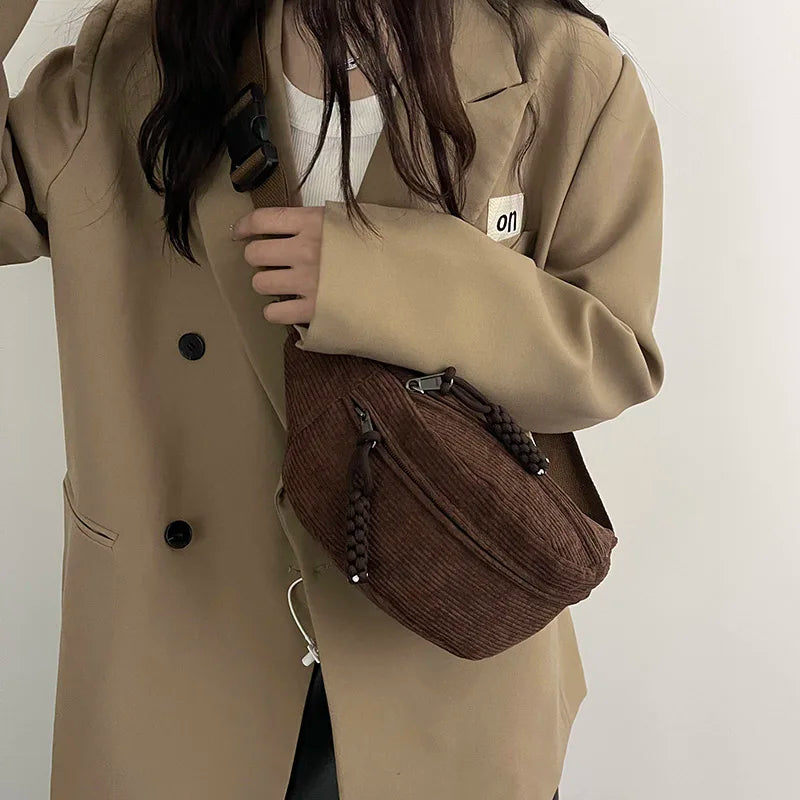 Sac banane femme en velours élégant, un accessoire mode chic et confortable pour vos sorties.