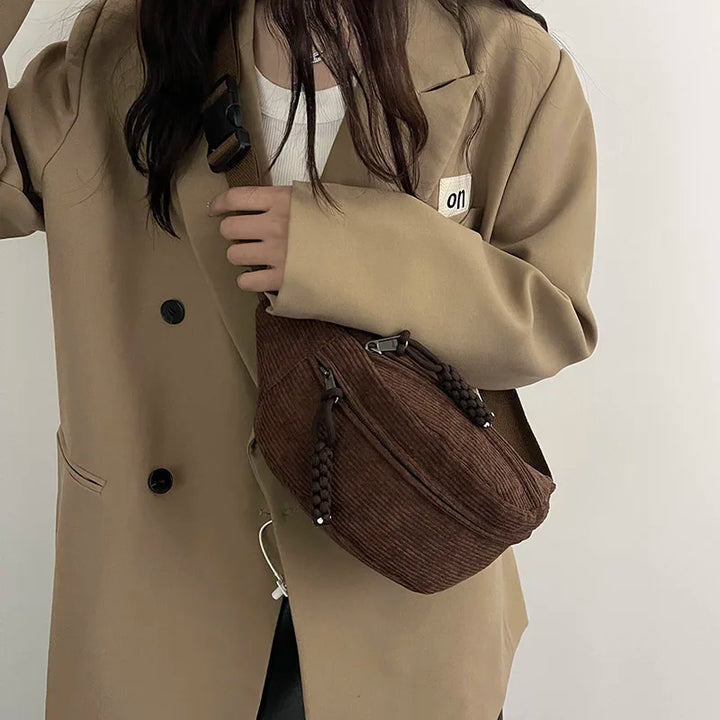 Sac banane femme en velours élégant, un accessoire mode chic et confortable pour vos sorties.