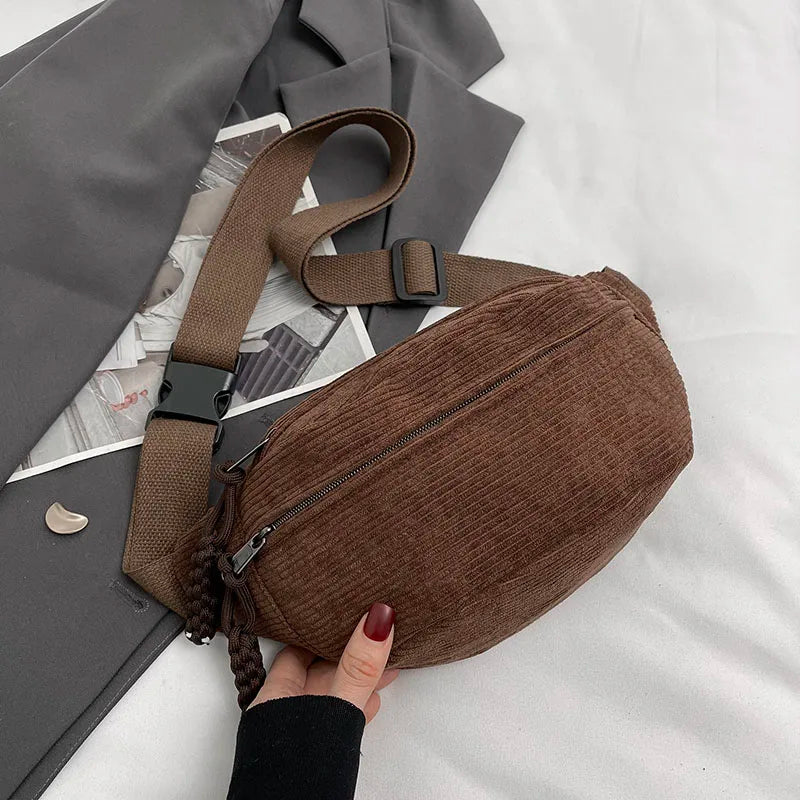 Sac banane velours femme ultra confortable, style bandoulière, idéal pour une allure mode.