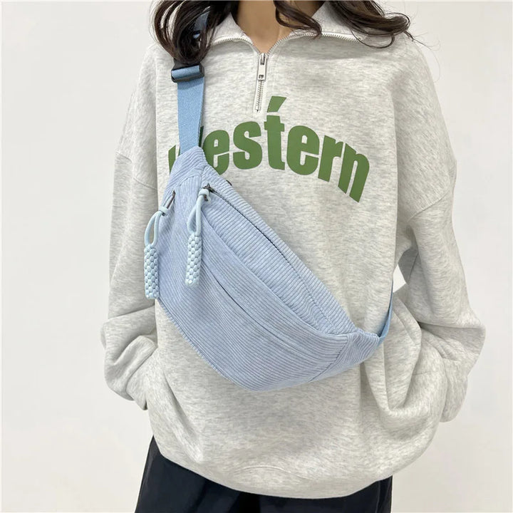 Ce sac banane femme en velours apporte une touche chic et élégante à votre tenue, très mode.