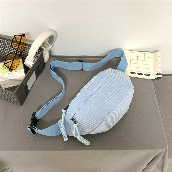 Sac banane velours femme compact, idéal pour emporter l'essentiel avec style et élégance.