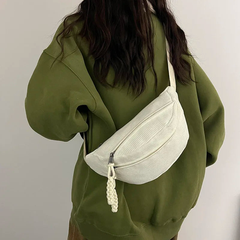 Sac banane velours chic pour femme, à porter en bandoulière ou à la taille, très tendance.