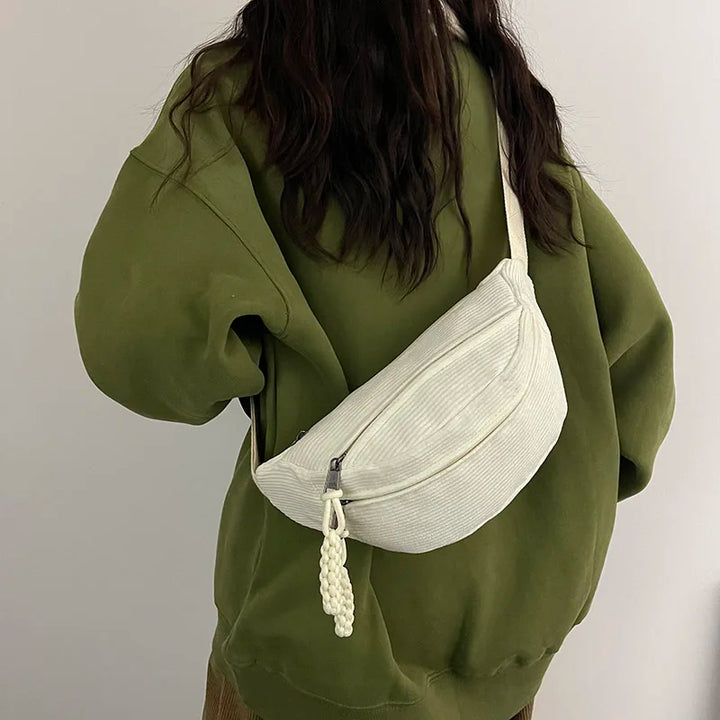 Sac banane velours chic pour femme, à porter en bandoulière ou à la taille, très tendance.