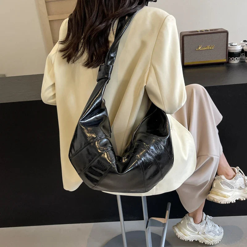 Sac banane femme grand format en similicuir, chic et élégant pour le quotidien.