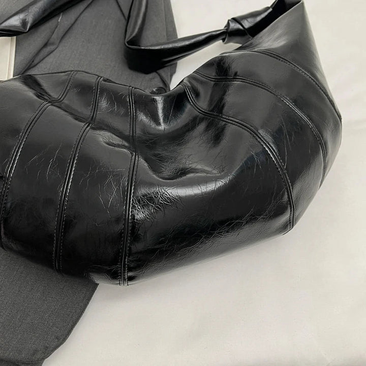 Sac banane femme spacieux avec plusieurs poches pour une organisation optimale.