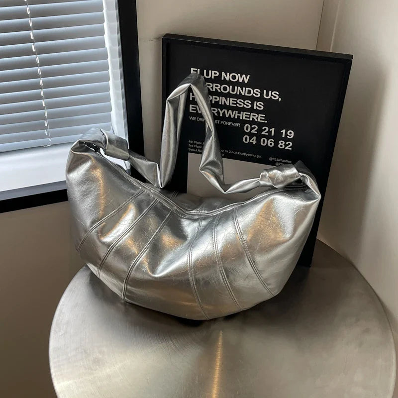 Sac banane élégant en similicuir pour femme, accessoire polyvalent et grand.