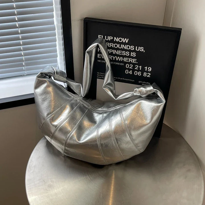 Sac banane élégant en similicuir pour femme, accessoire polyvalent et grand.