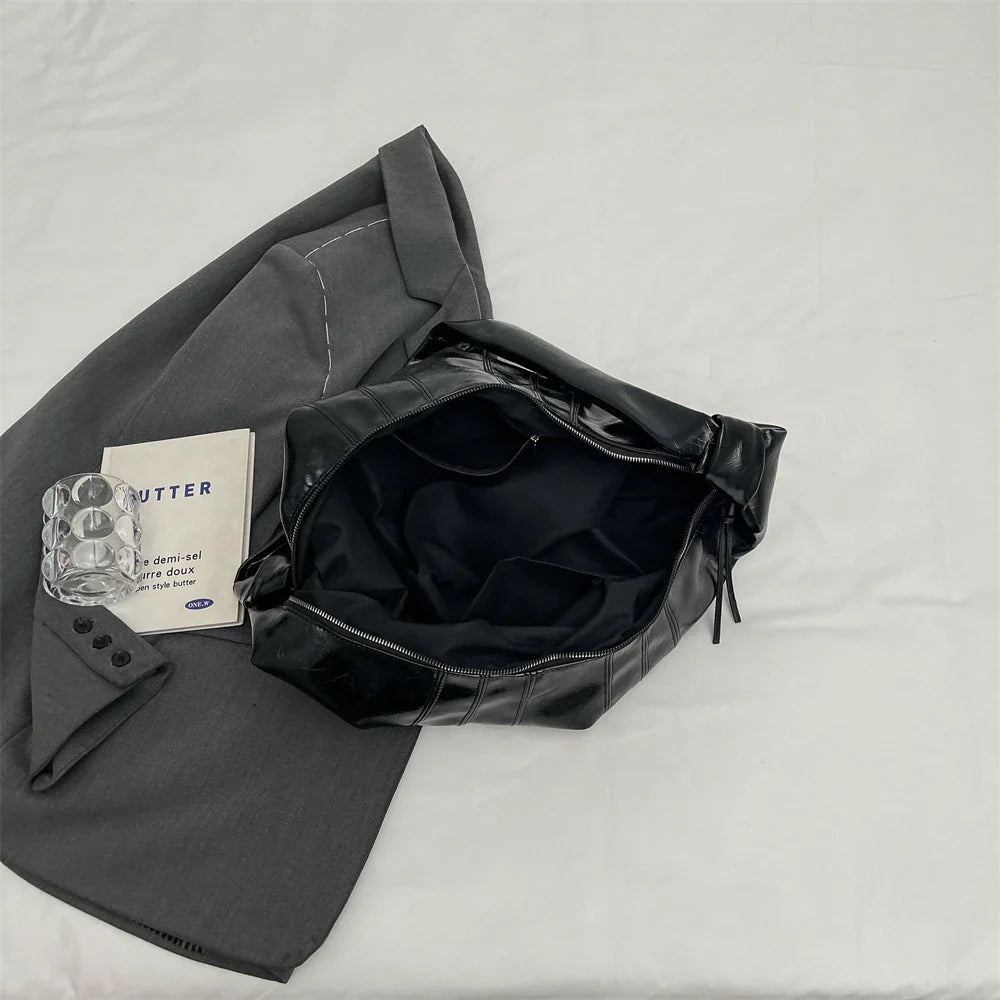 Grand sac banane chic pour femme, alliant style, espace et praticité.