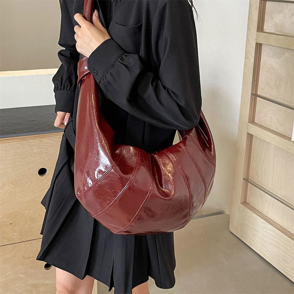 Sac bandoulière femme élégant, grand et pratique pour porter tous vos essentiels.