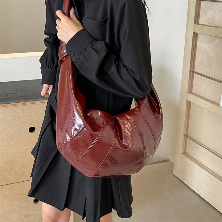 Sac bandoulière femme élégant, grand et pratique pour porter tous vos essentiels.