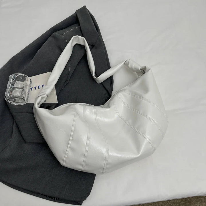 Accessoire femme: sac banane spacieux en similicuir, design élégant et moderne.
