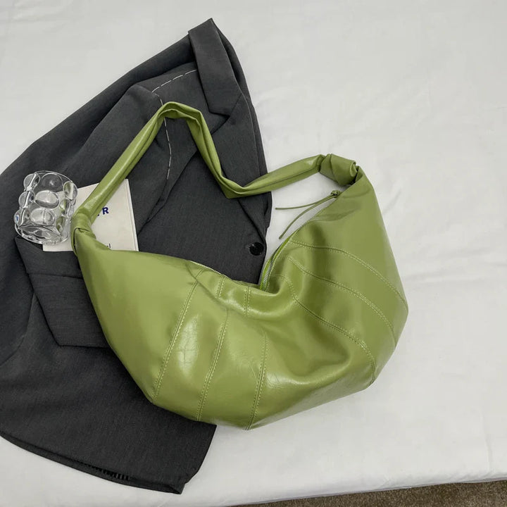 Détail du similicuir du sac banane femme, texture raffinée et finition soignée.