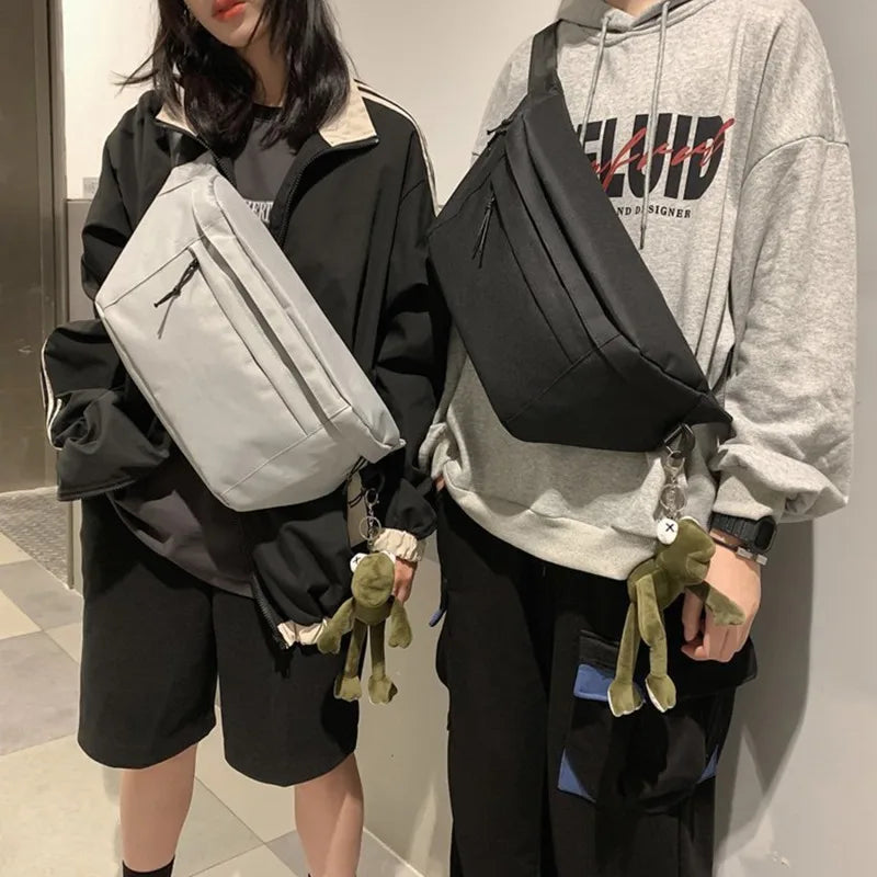 Sac banane femme grand format en toile robuste, idéal pour transporter vos essentiels au quotidien.