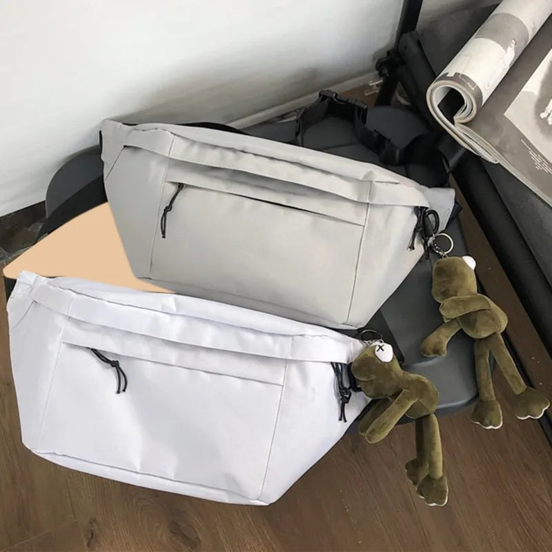 Sacoche banane en toile, portée par une femme, style décontracté et pratique pour la ville.