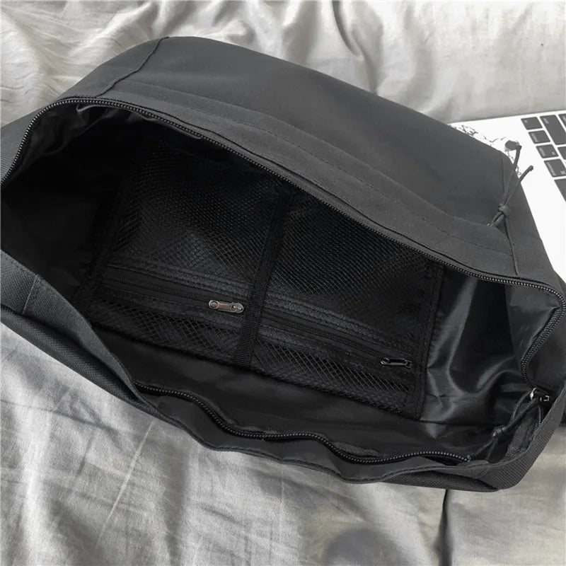 Sac banane bandoulière femme, toile robuste marron, offrant un grand espace de rangement pratique.