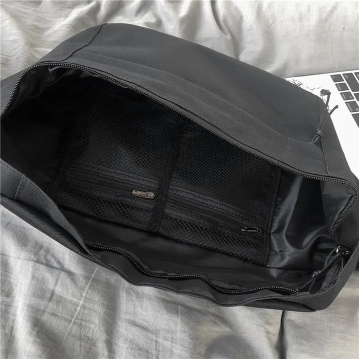 Sac banane bandoulière femme, toile robuste marron, offrant un grand espace de rangement pratique.