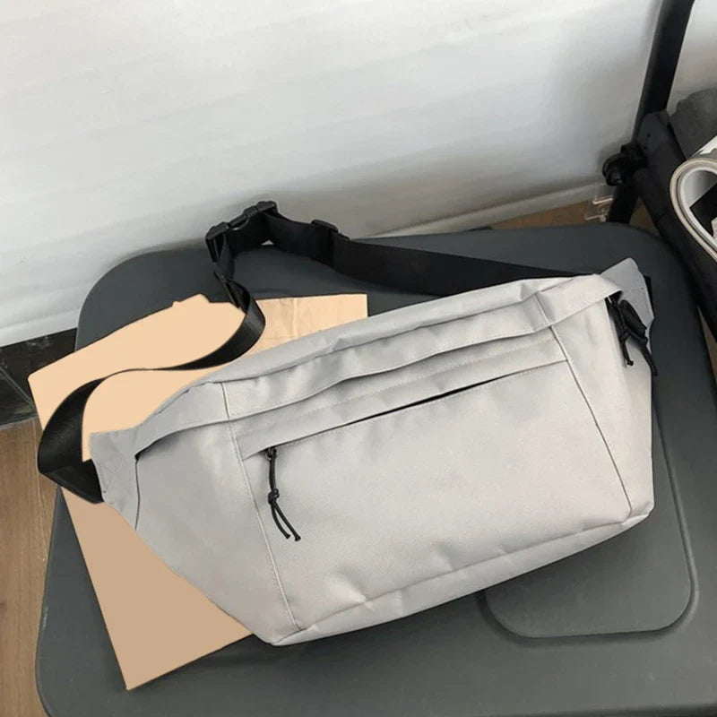 Détail d'un sac banane grand format en toile épaisse, avec fermeture éclair solide et finitions.