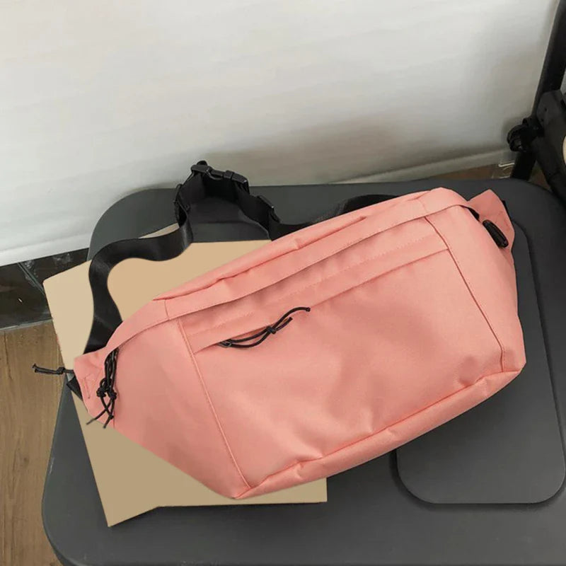 Femme active portant un sac banane en toile robuste, pratique pour le sport ou les sorties urbaines.