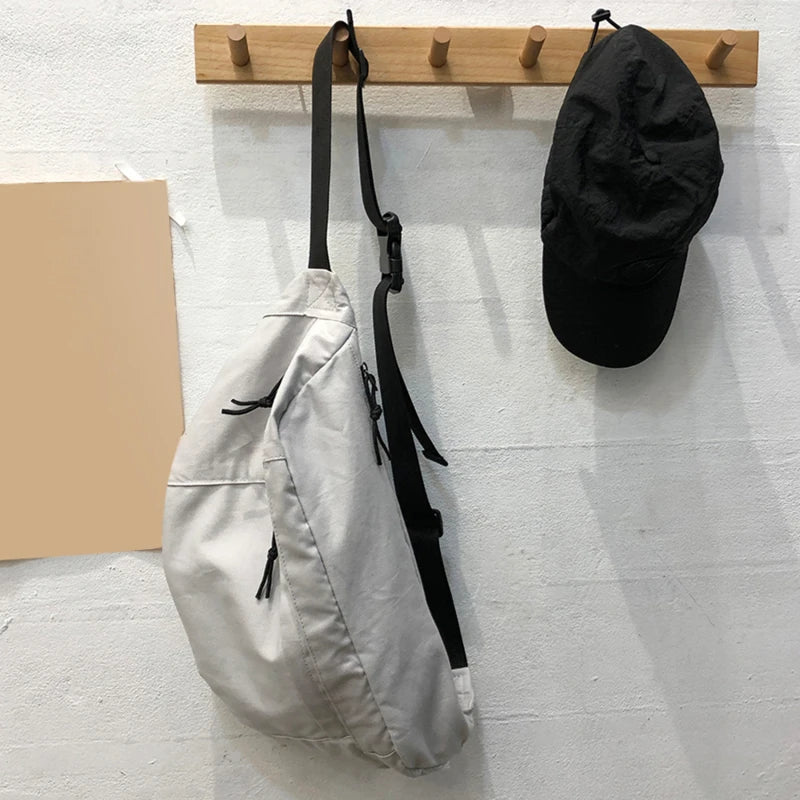 Sac banane femme polyvalent en toile, design moderne et grand volume pour toutes vos aventures.