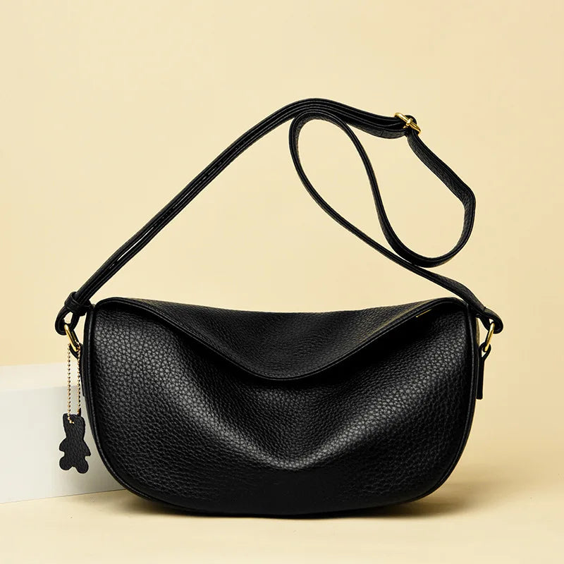 Sac banane femme élégant en cuir, accessoire mode chic et polyvalent pour voyage.