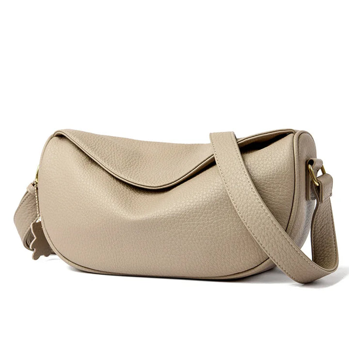 Sac banane élégant, femme, en cuir souple, accessoire mode bandoulière polyvalent.
