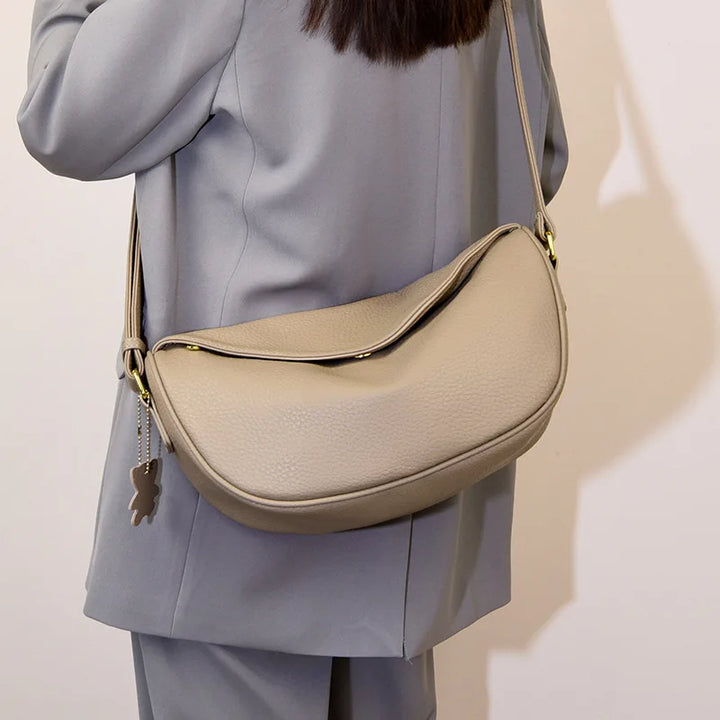 Sac banane femme noir en cuir, pratique comme sac bandoulière, idéal pour usage quotidien.