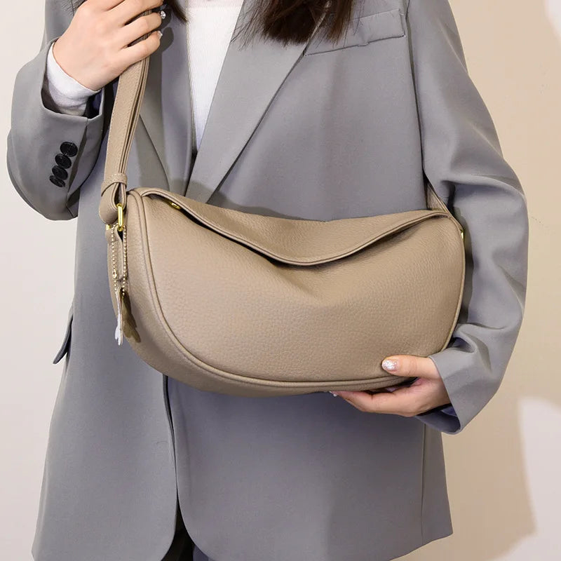 Sac banane cuir femme, chic et pratique, idéal pour voyager ou accessoire de mode.