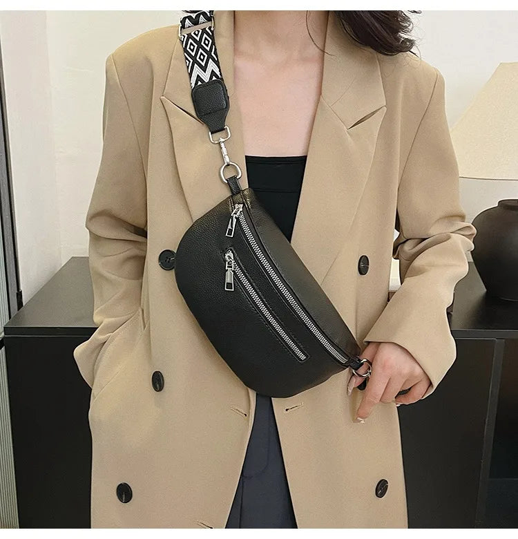 Sac banane femme élégant en cuir PU crème, porté à la taille. Accessoire mode polyvalent pour le quotidien.