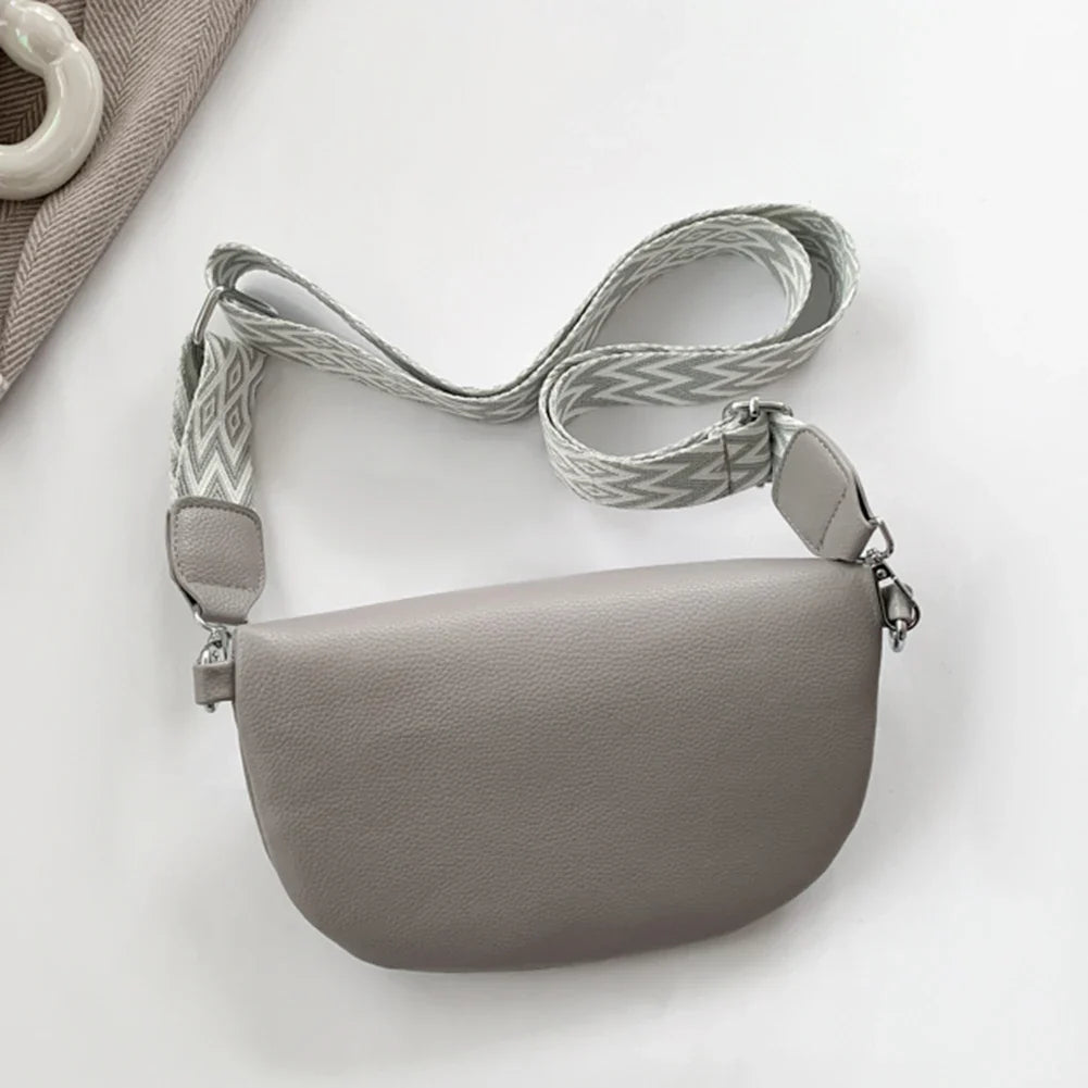 Sac banane femme convertible en sac à bandoulière, en cuir PU, couleur crème. Accessoire mode élégant.