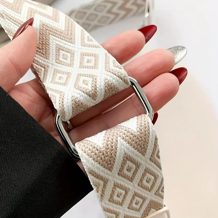 Femme portant un sac banane élégant en cuir PU gris, positionné sur la poitrine. Style chic et quotidien.