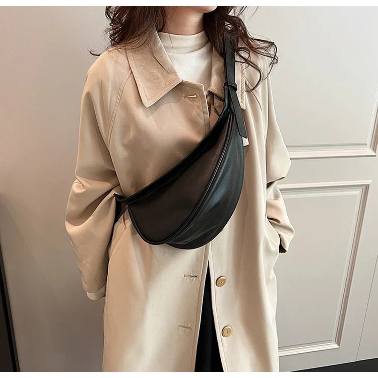 Sac banane femme élégant en cuir PU noir, style rétro chic et polyvalent.