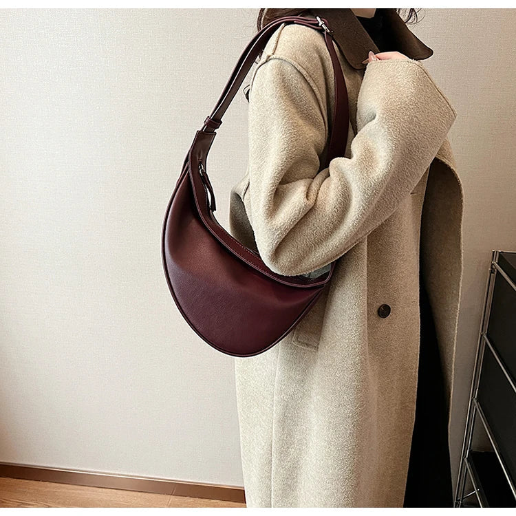 Petit sac banane femme bordeaux en cuir PU, idéal comme sac à main ou bandoulière.