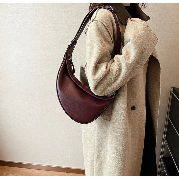 Petit sac banane femme bordeaux en cuir PU, idéal comme sac à main ou bandoulière.