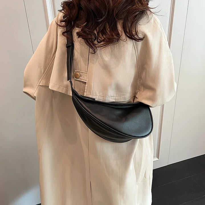 Sac banane femme polyvalent, à porter en bandoulière ou épaule, accessoire mode chic.