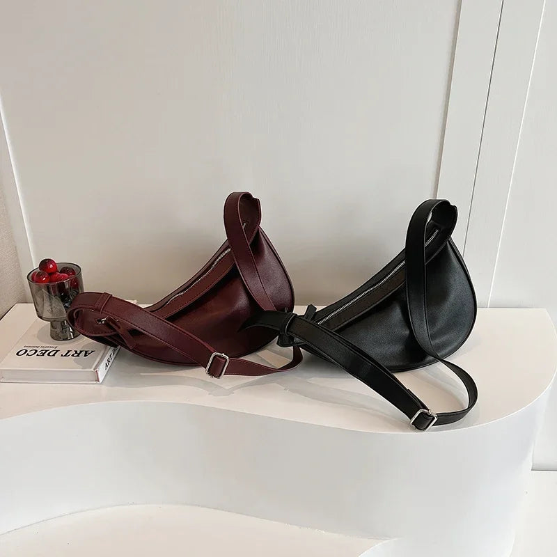 Sac banane rétro femme noir, compact et chic, parfait comme petit sac bandoulière.