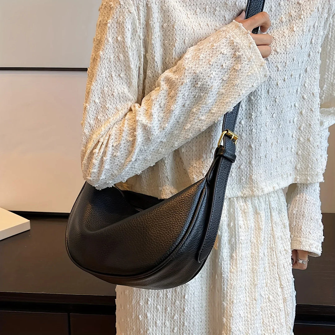 Sac banane femme élégant en similicuir marron, chic et pratique pour un usage quotidien.