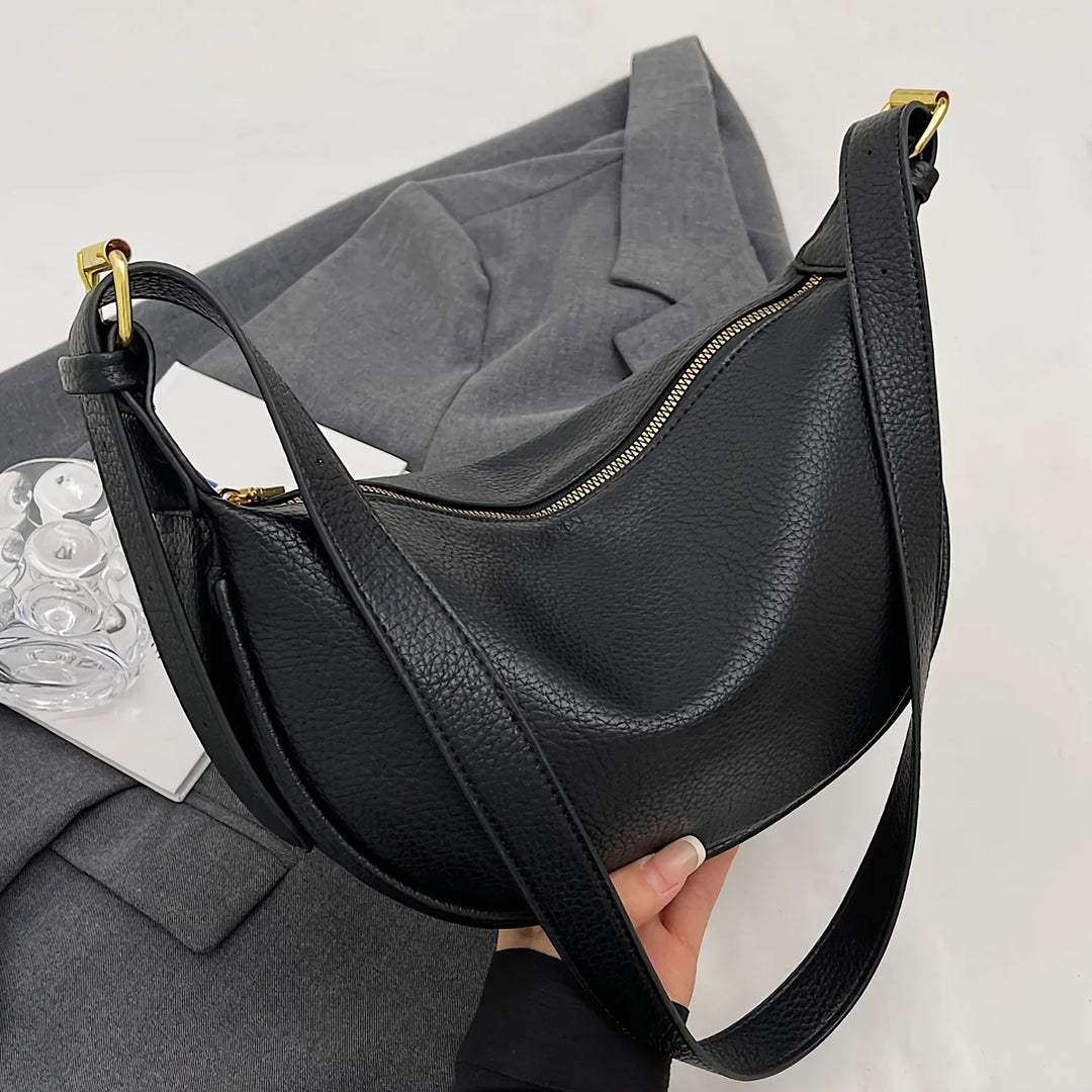 Sac bandoulière femme noir, modèle banane tendance en similicuir, accessoire chic pour le quotidien.