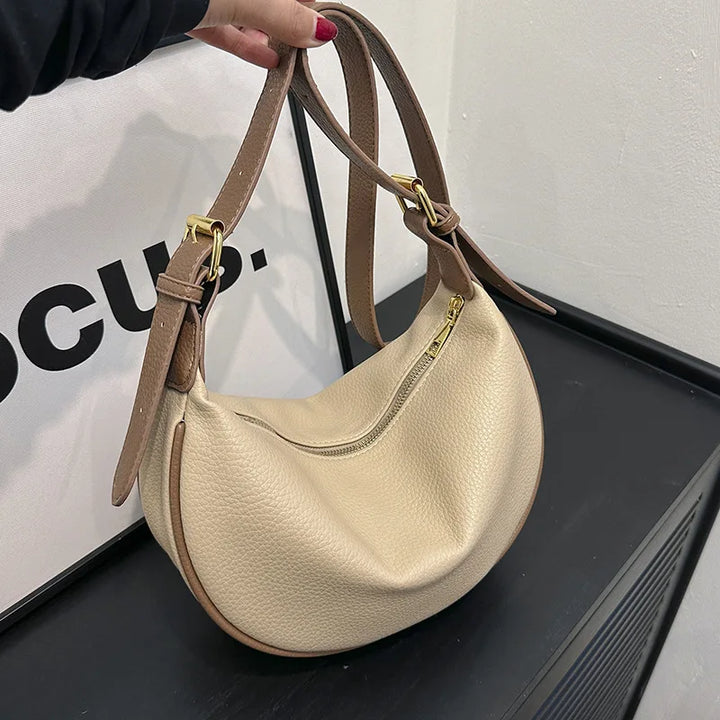 Sac banane chic femme, en similicuir, accessoire mode tendance parfait pour un look pratique.