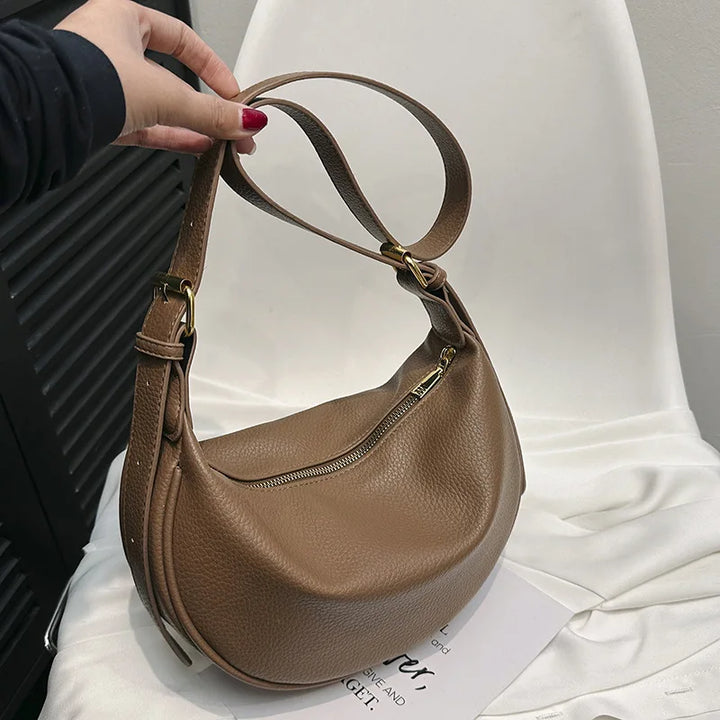 Sac banane élégant marron en similicuir pour femme, pratique et chic, idéal pour le quotidien.