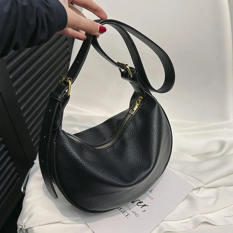 Sac banane femme noir, en similicuir de qualité, accessoire élégant et pratique pour vos tenues.